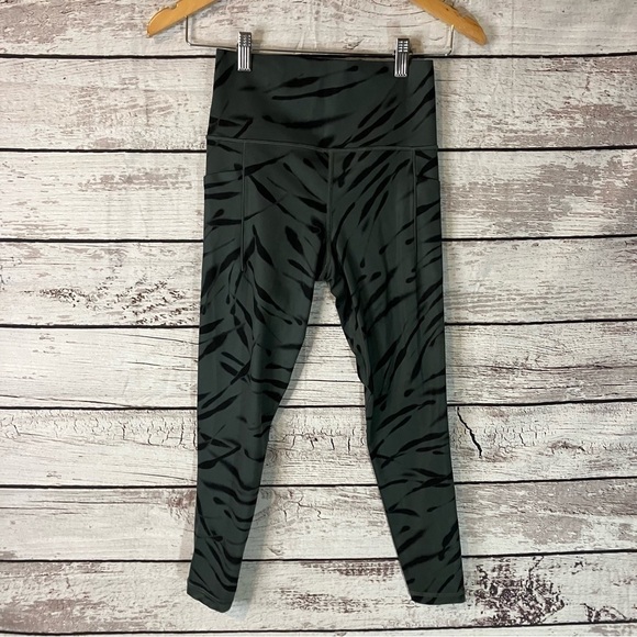 Athleta Salutation Stash Pocket LL 7/8 Tight Leggings in Zebra - Picture 3 of 9
